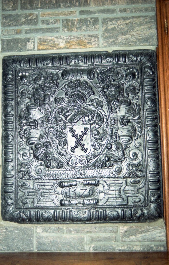 Die Takenplatte aus dem Haus Heenen blieb erhalten. Sie trägt das Datum 1570 und zeugt vom Reichtum der damaligen Bewohner. Foto: Geschichtsgruppe Rocherath-Krinkelt.